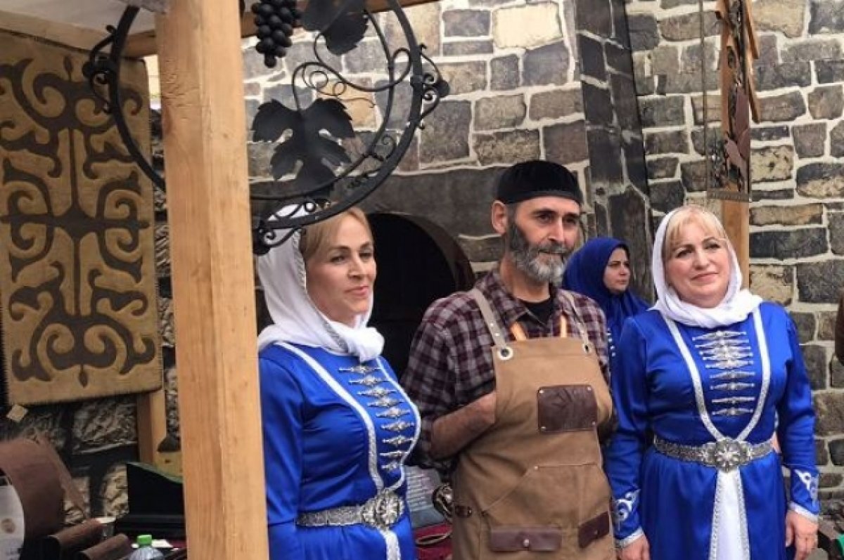    Танцы на коврах и варенье из роз показали в Ставрополе народы Юга России