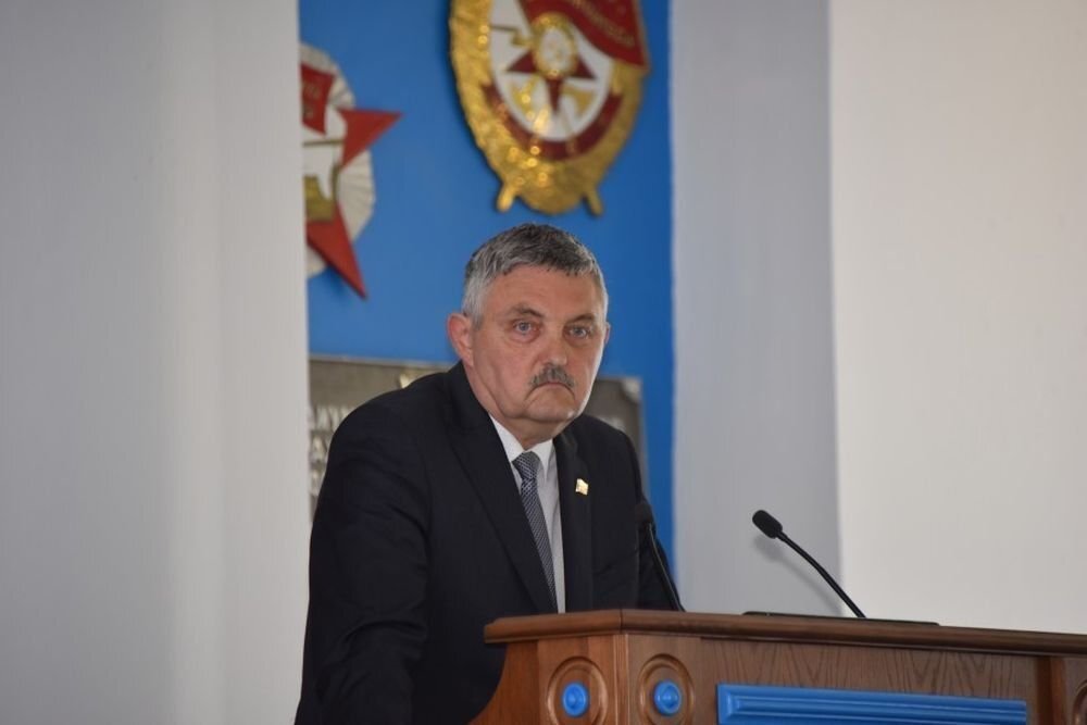 Депутат заксобрания Виктор Посметный выступает перед коллегами. Фото: sevzakon.ru.