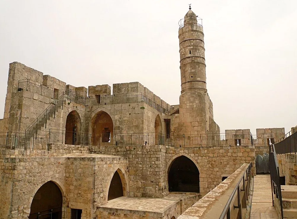 У входа в исторический район в отреставрированной цитадели расположен удивительный музей «Башня Давида», рассказывающий о прошлом города.