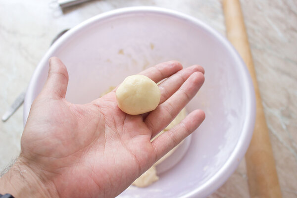 Шарики из теста, готовые к выпечке