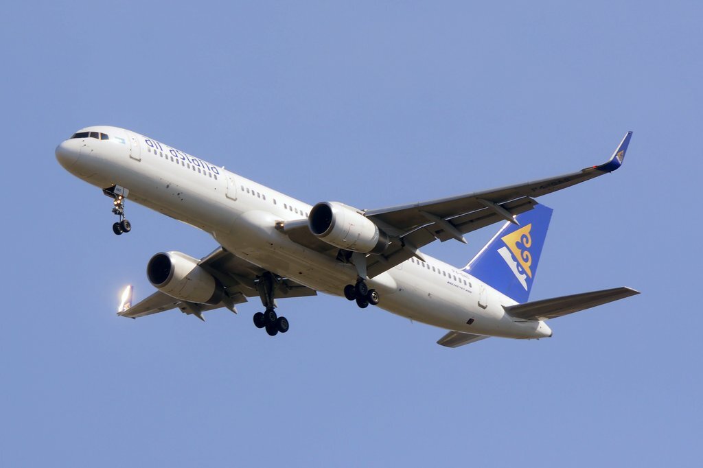  Намедни "ЭйрАстана" пожаловала к нам на Боинге-757. Не встречался с ним с Алматы. Флайтрадар с утра показывал эту замену, поэтому заранее выдвинулся под глиссаду. Жара за 30 вблизи аэродрома поглотит все в мареве, кур посадок снова поменялся на посадки с города, поэтому ловим на подходе. 757 открывает послепраздничную фотосессию. P4-GAS - Air Astana - Boeing 757-2G5(WL) /1996/   