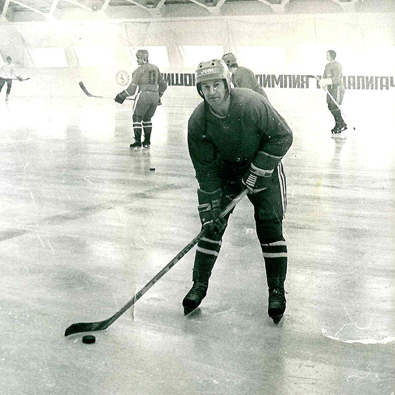 - Хоккей по телевизору смотрите? 
- Да, стараюсь, хотя, если честно, большого интереса нет. С ребятами, с кем играл, часто созваниваемся, у них такое же мнение. Помню, Женька Мишаков, когда был жив, мне говорил: «Бай, надо было нам с тобой попозже родиться. Сейчас у людей контракты - как ни играй, свои деньги получишь. Главное клюшку в руках держи. А мы играли за 70 рублей за победу, 35 - за ничью». Говорю ему: «Ладно, Жень, как родились, так и родились. Мы в наше время тоже нормально жили».
 

