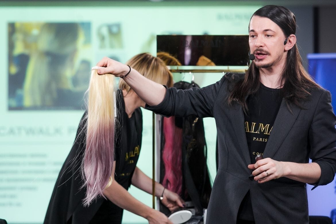 На фото: Матреничев Сергей, Международный технолог Keune Haircosmetics Russia, Style-инструктор Международной Академии KEUNE DESIGN, Fashion, event &sales - эксперт Keune Russia team, Стилист — имиджмейкер, Многократный участник подготовки показов Moscow Fashion week, Mercedes-Benz Fashion Week Russia. Преподаватель ряда программ Академии KEUNE DESIGN.