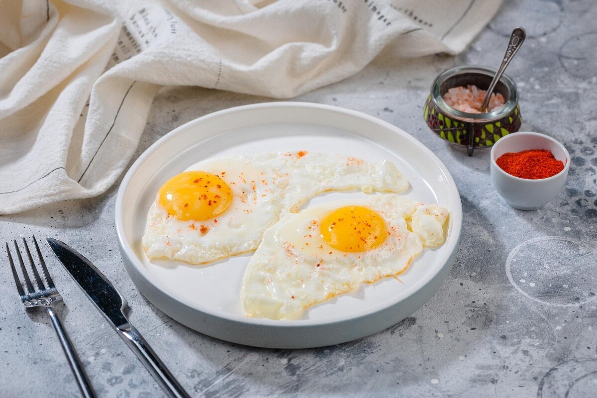 Яичница на завтрак полезна и вкусна, она не может надоесть и не приводит к набору веса, Но в готовке яичницы есть свои секреты.