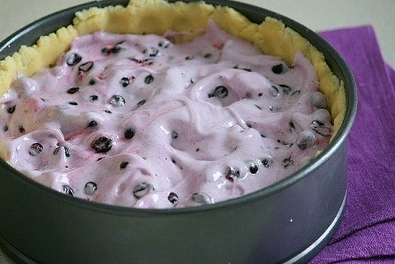 Легкий, нежный и красивый пирог из йогурта и свежих ягод