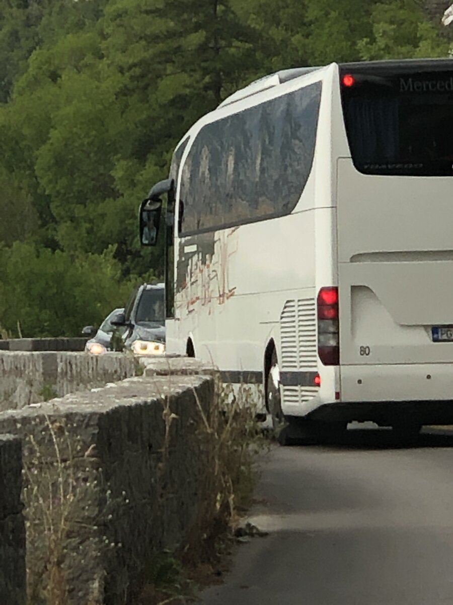 Спускающийся автобус упёрся в внедорожник БМВ, водитель БМВ побоялся прижиматься к скалам или пропасти и вынужден сдавать назад более 100 метров, вместе с машинами следовавшими за ним