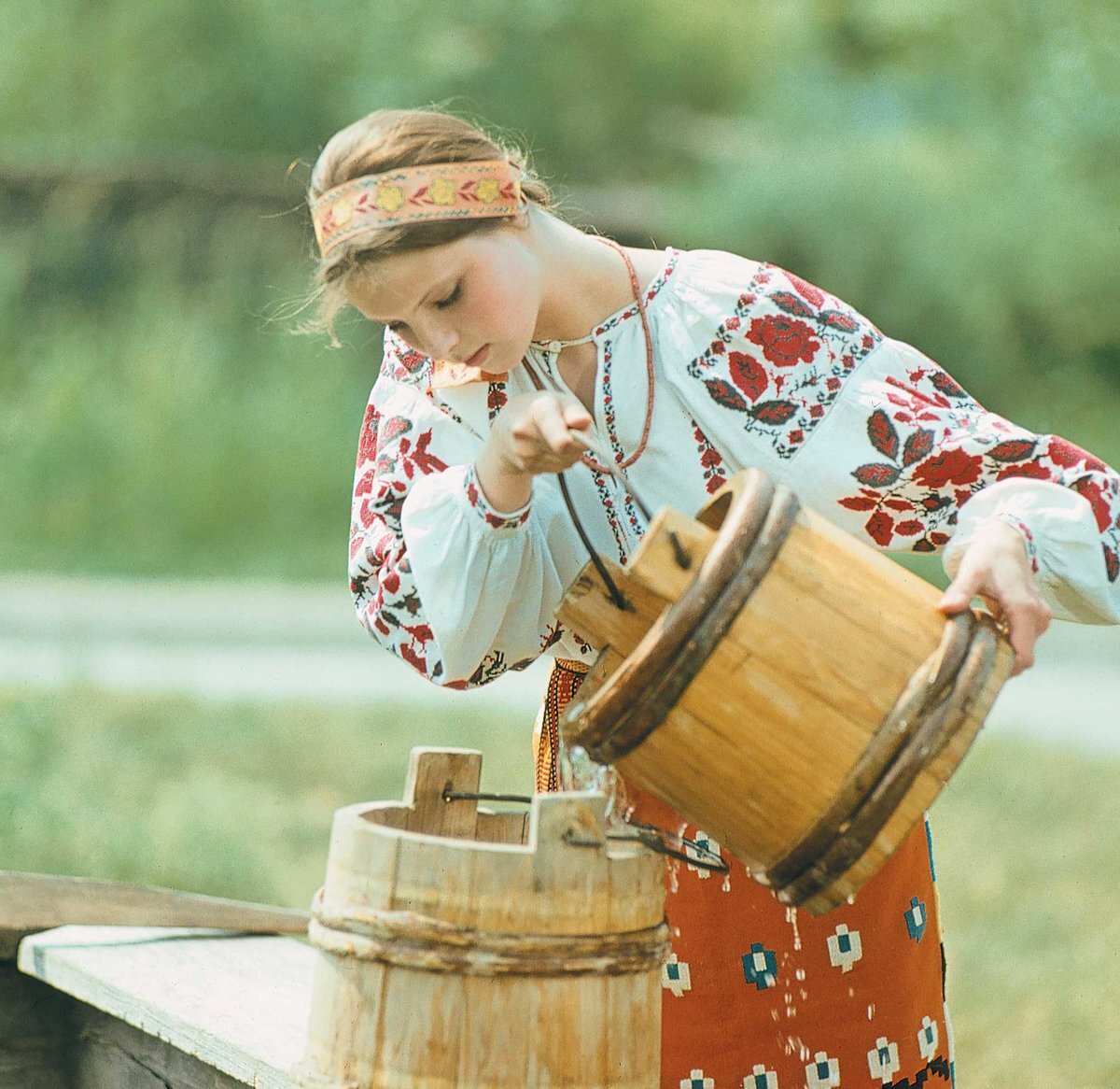 Коромысло с ведрами фото деревянными