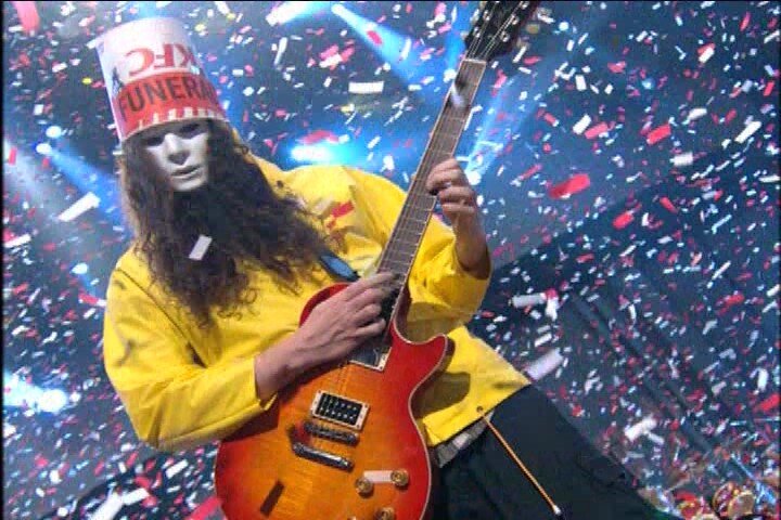 Классический образ Buckethead с ведром из КФС на голове и в желтой толстовке