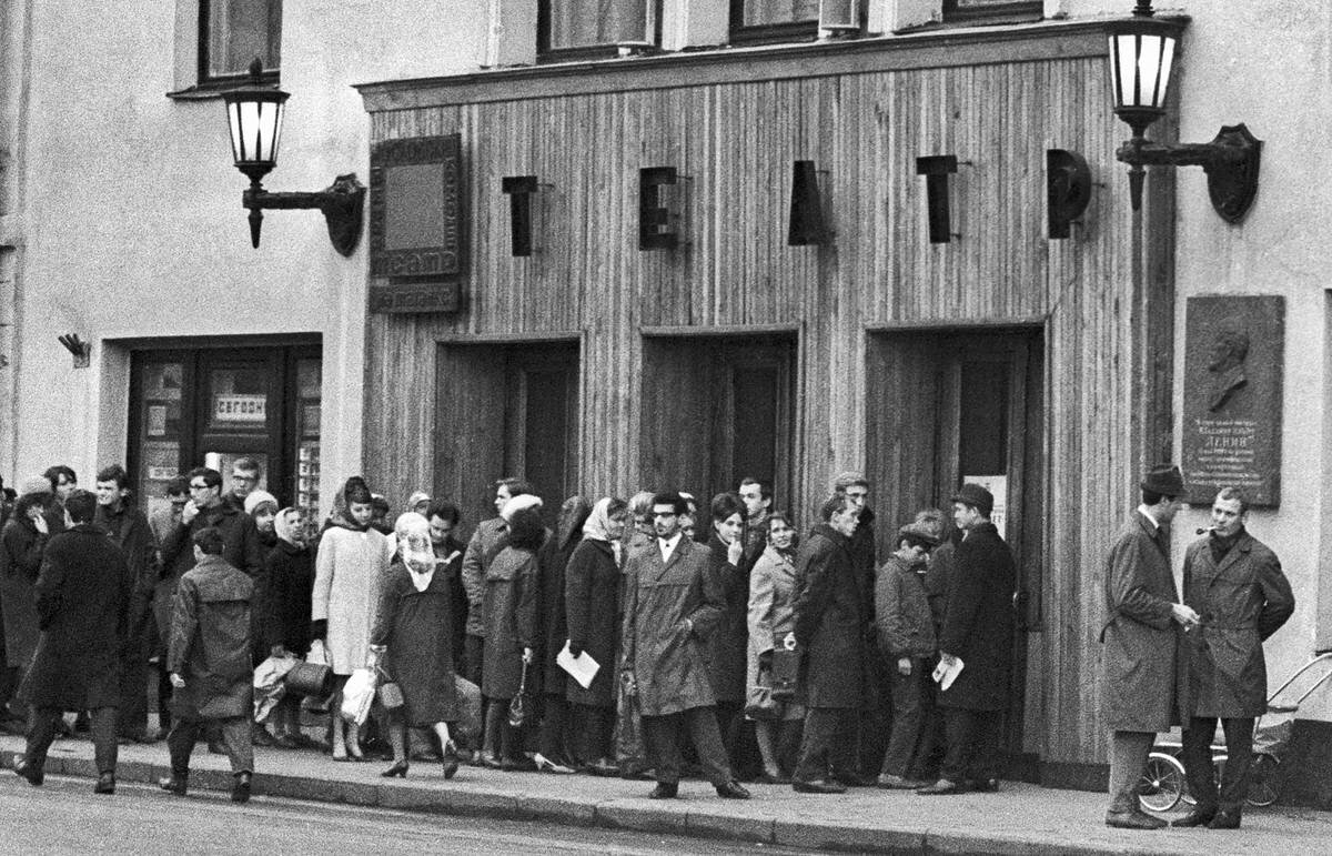 Очередь за билетами в Театр драмы и комедии на Таганке, 1967 год. Фотохроника ТАСС, Евгений Кассин.


