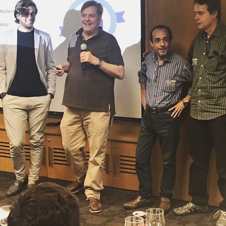 Мужчина на курсах пытается затирать какую-то непонятную дичь аудитории. 