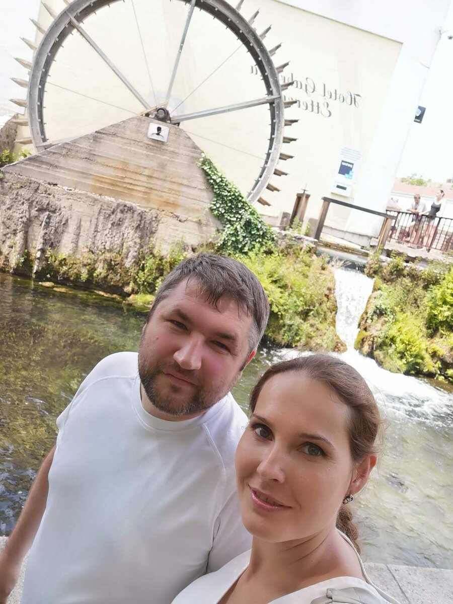 Мы на фоне Мельничного ручья