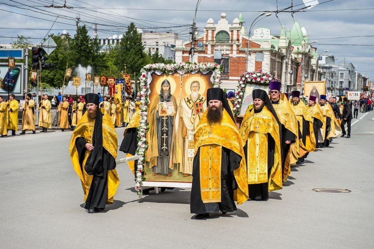 Сколько времени длится крестный ход на пасху. Православная Церковь крестный ход. Крестный ход в Новосибирске 2024. Крестный ход (Церковь Покрова-на-Лузе). Храм Христа Спасителя в Москве крестный ход.