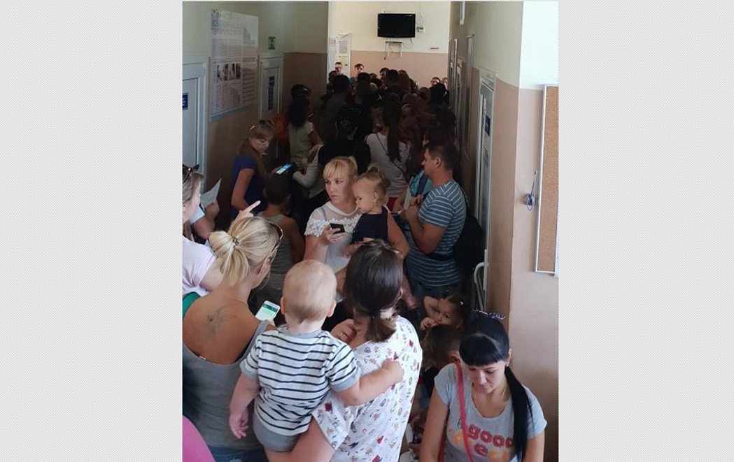 очередь в детский краснодар. очередь в детский краснодар. очередь в детские сады. фото очереди в 13 поликлинике. люди в очереди в больнице.