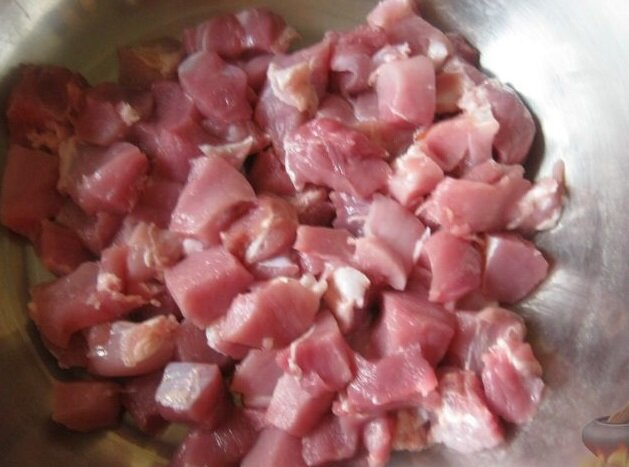 Включить духовку, разогреть до 180 градусов. Мясо помыть, осушить. Нарезать кубиками.