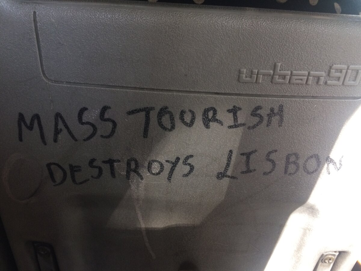 Надпись на сиденье в автобусе