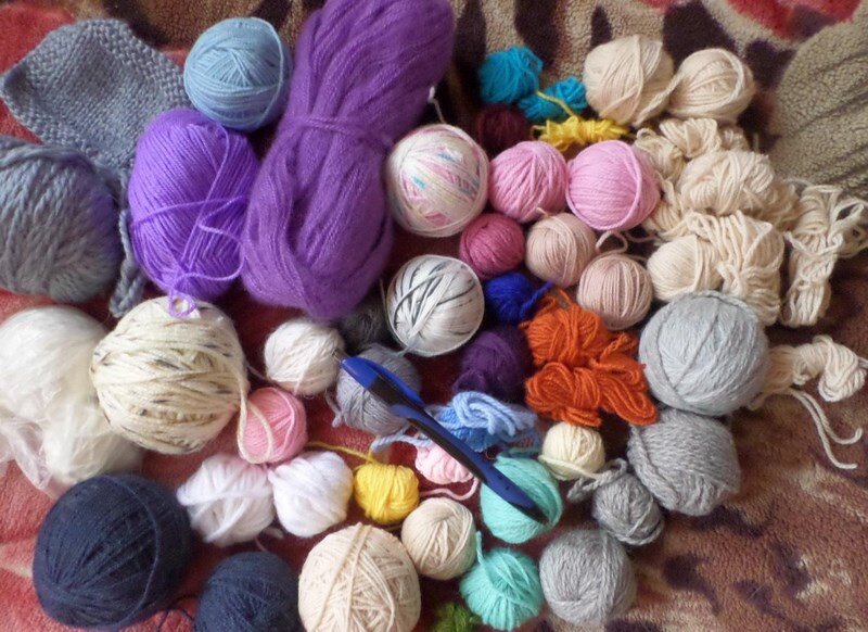 Не нужно выбрасывать остатки пряжи, из них может получится еще очень много разнообразных изделий