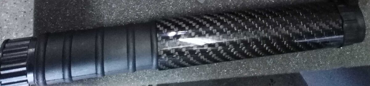 Так выглядит тот же стандартный генератор пожаротушения для ручного использования, только в карбоне