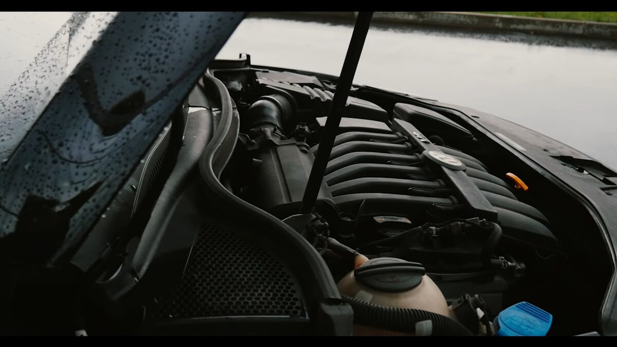 На фотографии старший силовой агрегат V6. Встречается крайне редко.