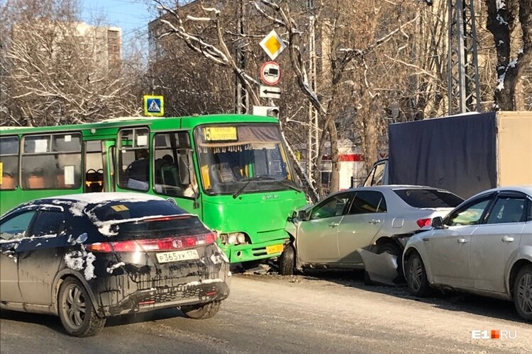 Новости екатеринбурга на е1. ДТП на улице Белинского в Екатеринбурге. Автобус авария Екатеринбург.