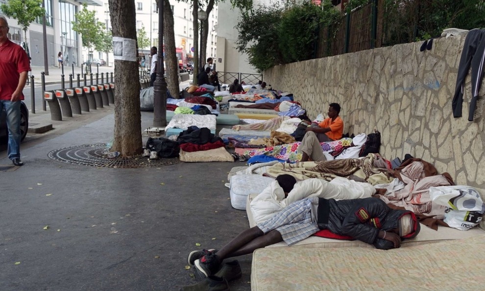 Мигранты спят посреди улиц 