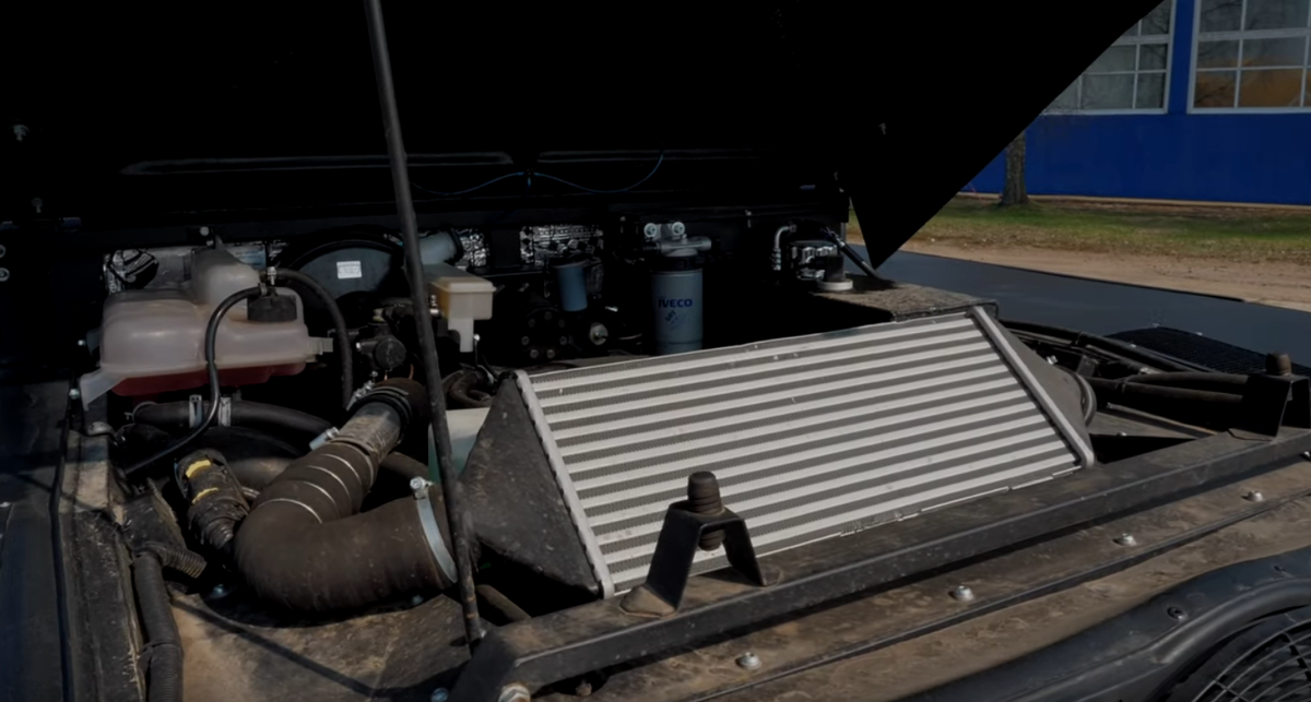 Мощный двигатель,единственное что стоит зарубежное в этой машине!