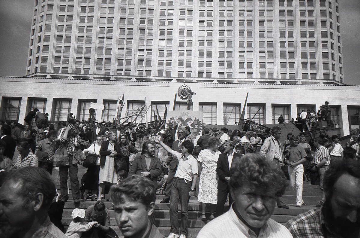 Баррикады у дома Белого дома (20 августа 1991 года). Фото из открытых источников. 