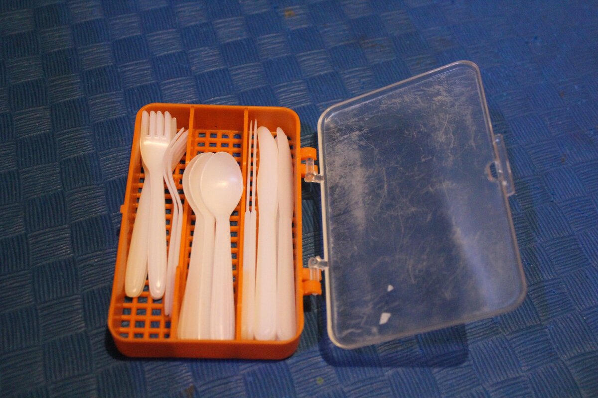 Маленький набор игрушечных столовых приборов из СССР.