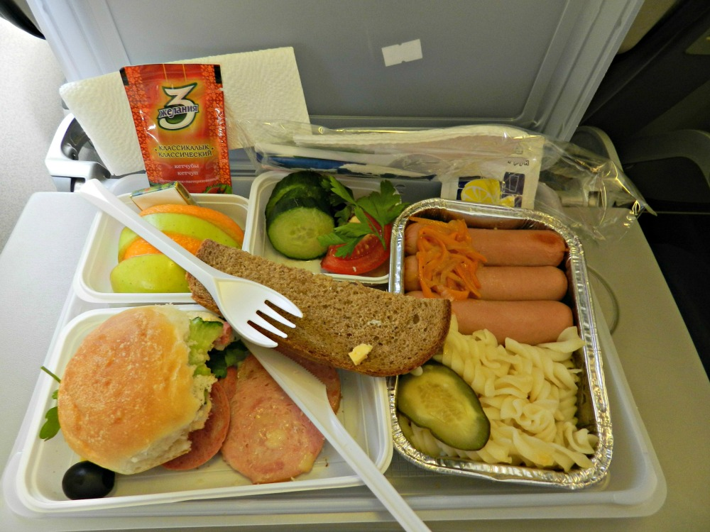 Сколько раз кормят в поезде. Питание в поезде. Еда в поезд. Что есть в поезде. Обед в поезде.