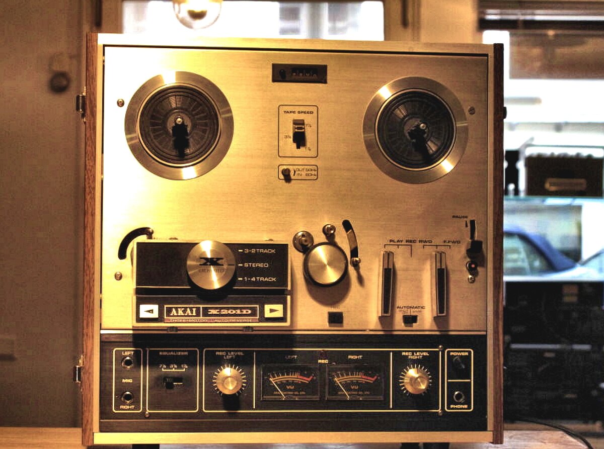 Катушечный магнитофон «AKAI X-201D» без катушек.