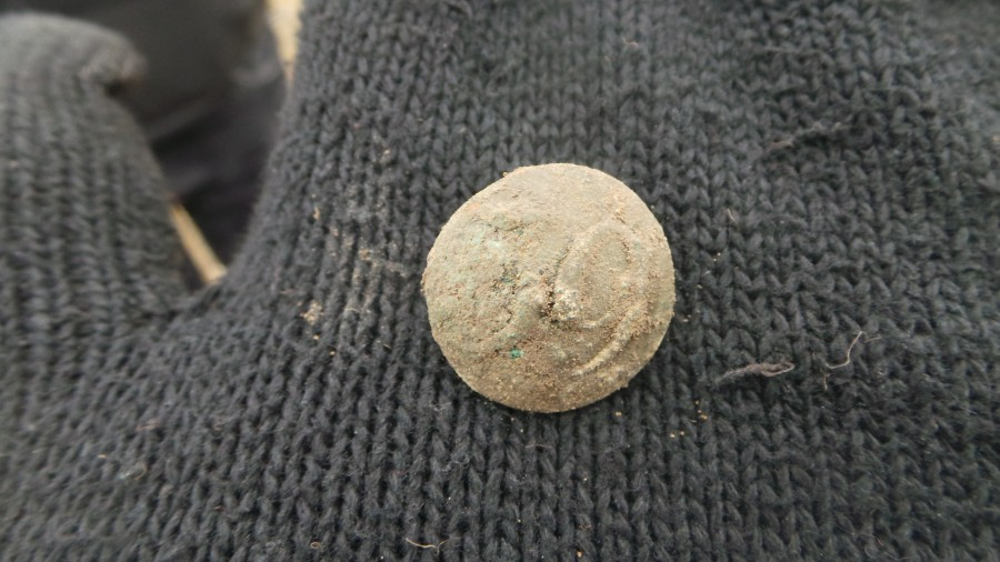 На некоторых пуговицах есть номер подразделений