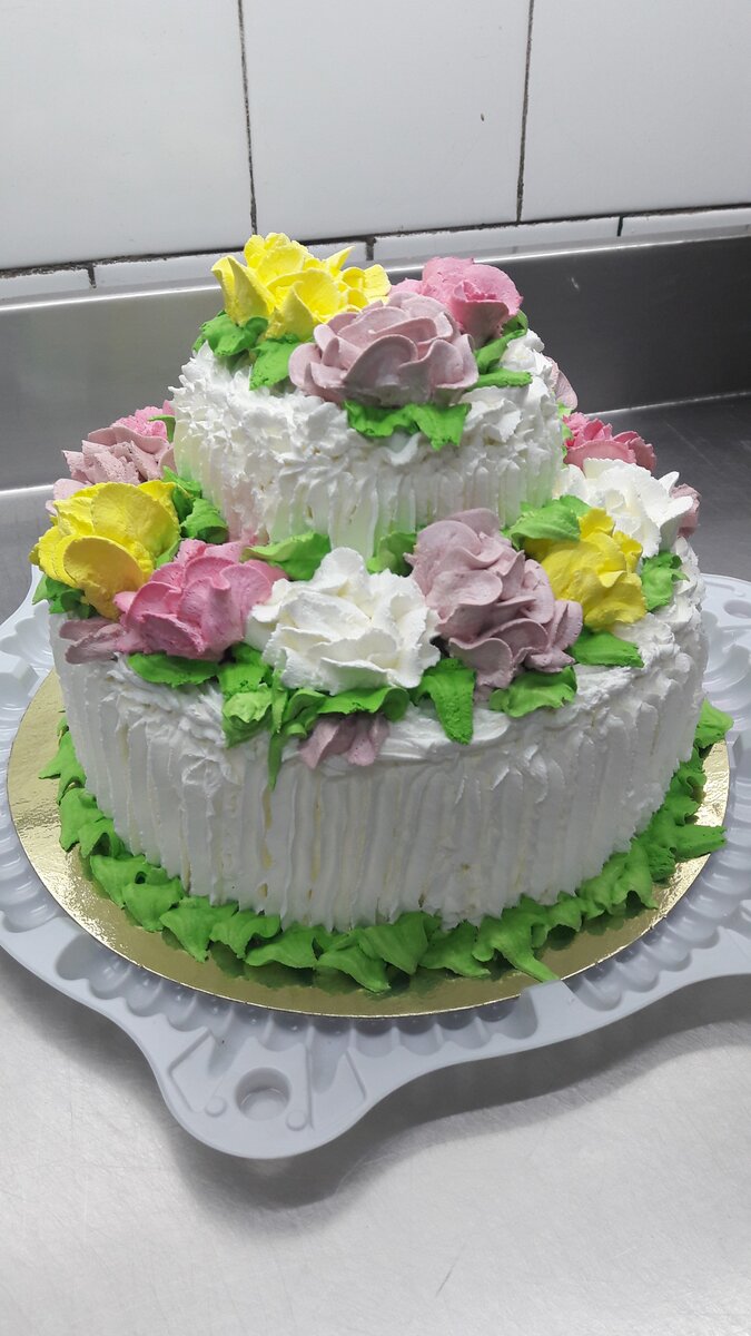 Фото из открытых источников. Видно, что крем ослепительно-белый (тот, который без красителей)