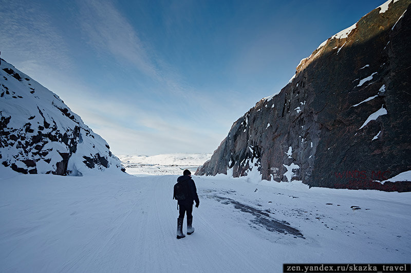 Дорога в скалах