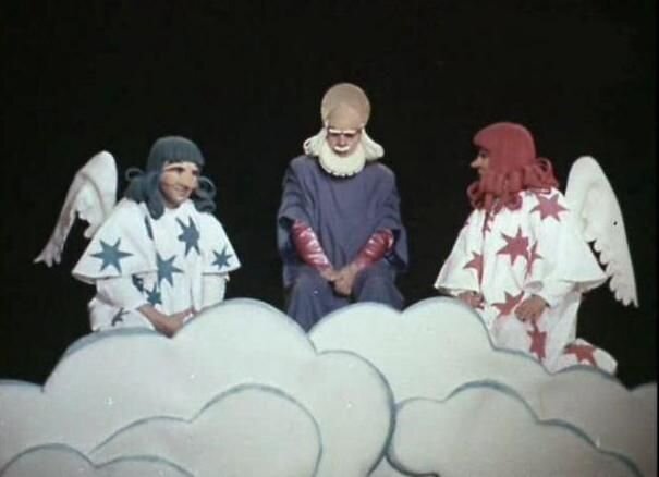 "Что слышно?" - "Ничего не слышно..." "Что нового?" - "Ничего нового..."  " А что говорят?" - "Ничего не говорят..."  "Почему?" - "Некому говорить!"   "Что видели?"  "Да вот, летал-летал и чуть-было с ним не столкнулся... "Ну? Ну?" - "Не столкнулись! Разлетелись..." 