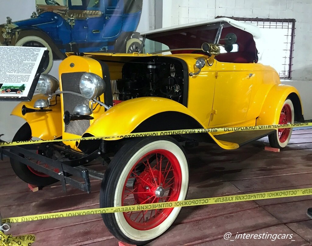 Первым посетителей встречает Ford model A Roadster, на таком же, но переделанном ездил Джек Восьмеркин американец. Помните эту комедию 80-х годов?