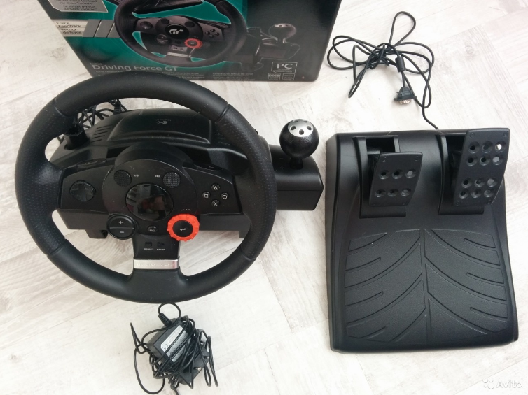 Он является официальный рулем последней версии игры Gran Turismo и все еще лучший в своей категории. Вибрирующие колеса позволят вам ощутить изменения во всем, и почувствовать все изъяны поверхности дороги, что позволяет управлять аналогично настоящей машине на дороге. Что говорить о чувствительной дроссельной заслонке и педали тормоза.