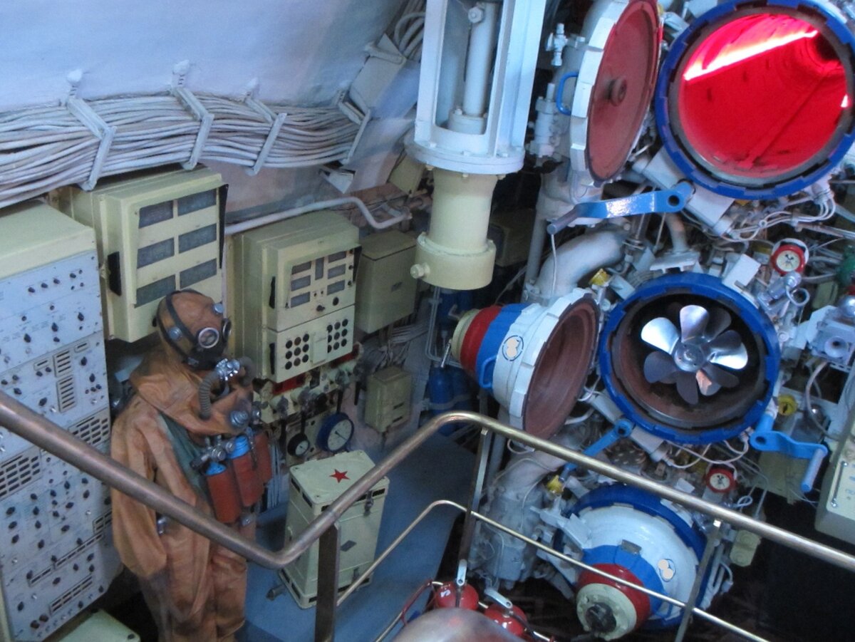 Фото внутри дизель-электрической Б-396 советской лодки «Новосибирский комсомолец» снято автором этого поста в московском музее «Подводная лодка».