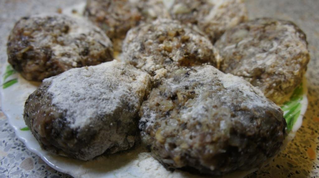 Биточки для жарки надо обвалять в муке