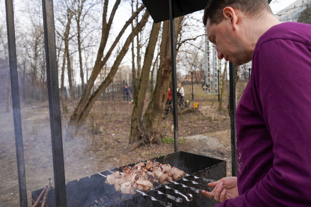 Если вокруг нет людей и контактируешь ты только со своей семьей, чем навредит шашлык? И второй вопрос, почему в частном доме можно, а в лесу нельзя?Фото:Александр Авилов/АГН "Москва"