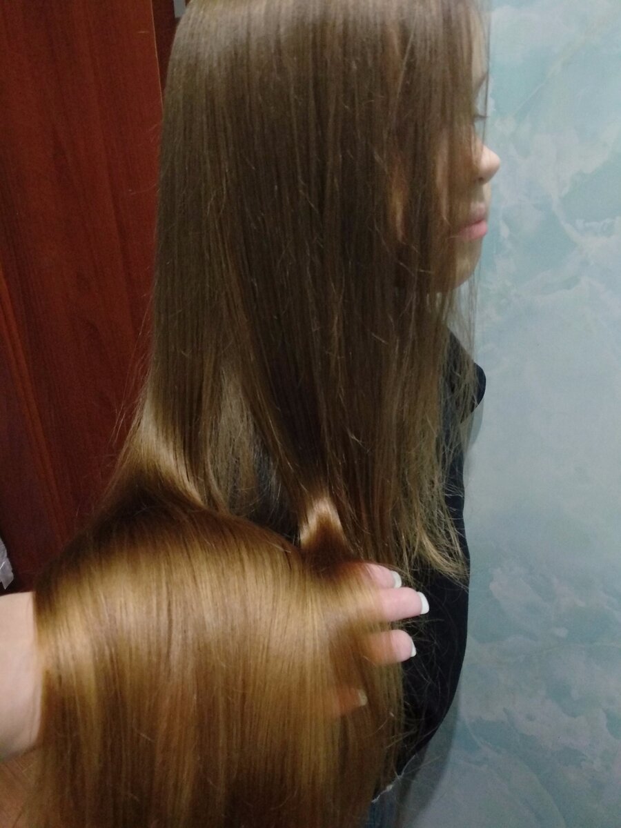 Прилагаю фото своей дочки. Скажите, какие могут быть проблемы у ребенка? Не тут то было. Из-за длины (77см) волосы склонны к постоянной сухости и сечению.  Регулярность применения домашних масок, дает положительный результат.