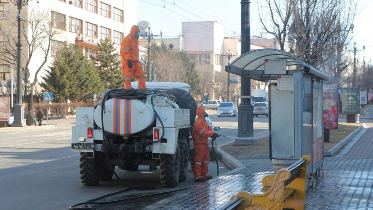 Вот так проходит самоизоляция в Москве; пустые улицы, санобработка, редкий прохожий и одиночные водители, спешащие куда-то по неотложным делам.