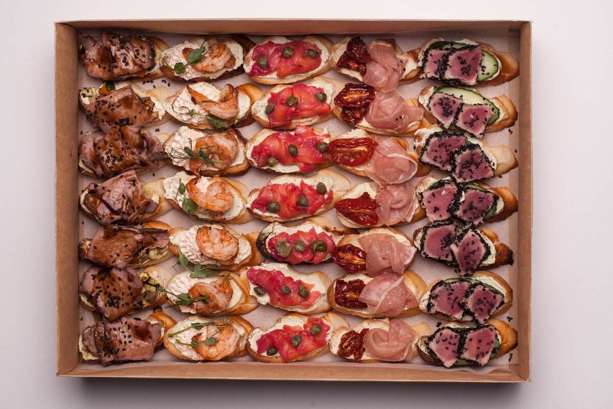 Брускетты - это любовь навсегда. Один раз Вы пробуйте этого вкусного итальянца и Ваше сердце отданному ему, а точнее  ей Брускетте.