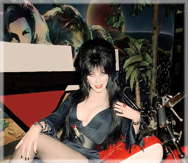 Кассандра Петерсон в роли Эльвиры