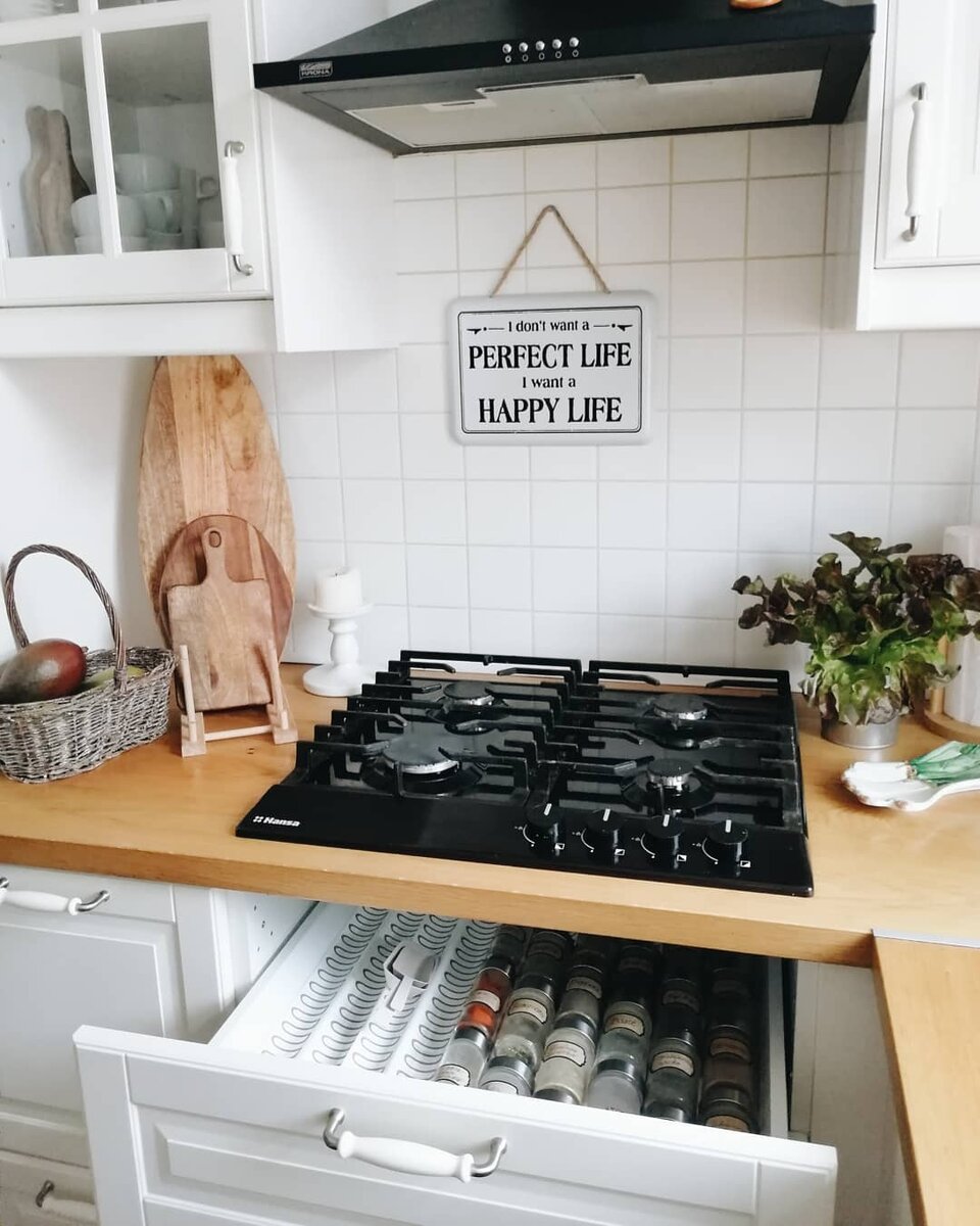 Расположение специй на кухне