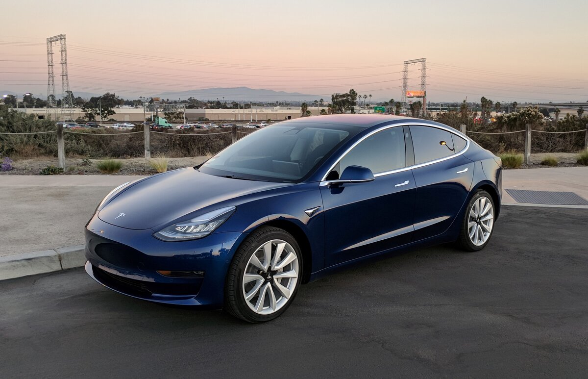 Tesla Model 3 (фото autoblog.gr)