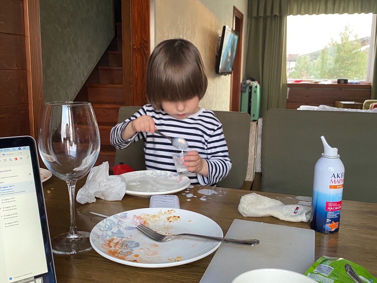 Типичный рабочий стол работающей мамы в изоляции. И даже не спрашивайте, откуда тут взялся носок.