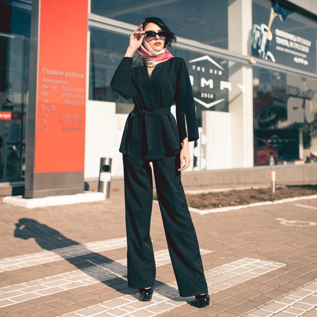 Женщина в черном брючном костюме. /Фото: i.pinimg.com
