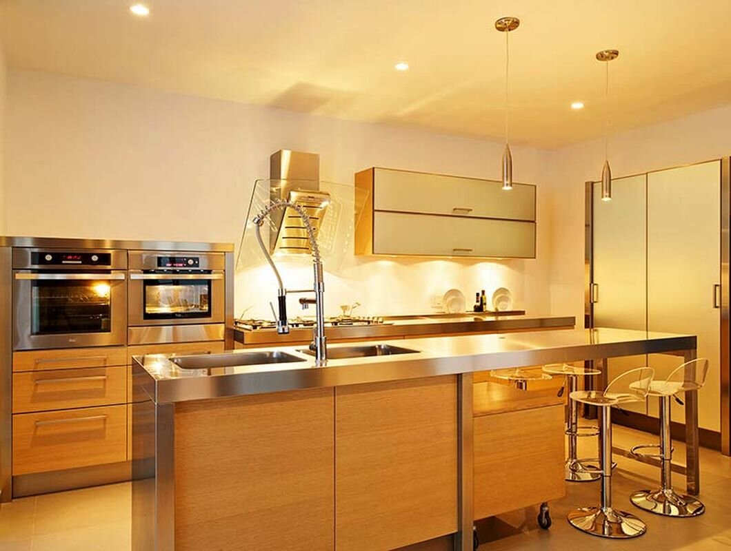 Современная кухня с интегрированной мойкой из наржавеющей стали.