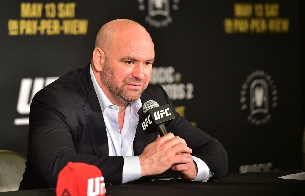 Уайт опять заговорил про UFC 249. На этот раз турнир запланирован на 9 мая, а внутри – просто сумасшедшие бои
Три титульника и возвращение Ковбоя!

Дэйна Уайт не рассказывал про UFC 249 целых пять дней. 10 апреля он официально отменил запланированный на 18-е число ивент, пообещав вернуть турниры через месяц. Сегодня он прервал молчание, подтвердив, что организация хочет организовать многострадальное мероприятие 9 мая. 

Президент промоушена не терял время: на UFC 249 намечен просто сумасшедший кард, в котором будут сразу три титульных поединка, плюс очень много интригующих рейтинговых противостояний. 

А вот место пока по-прежнему не известно 