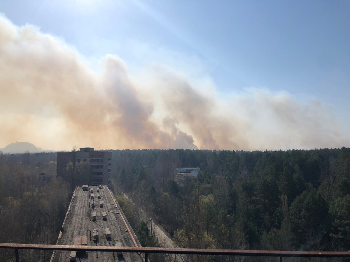 Так виден пожар из Припяти. Фото chornobyl.com.ua