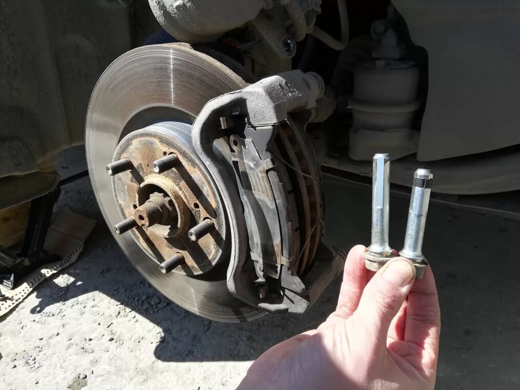 Направляющие суппорта. Ещё их называют "пальцы". Видеопример ниже.